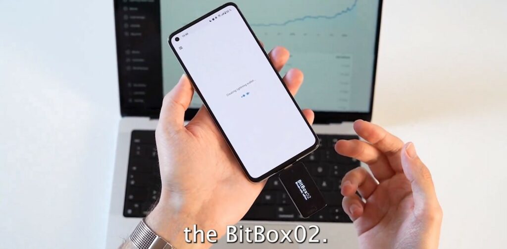 BitBox 0.2 conectado a un teléfono para usar Lightning