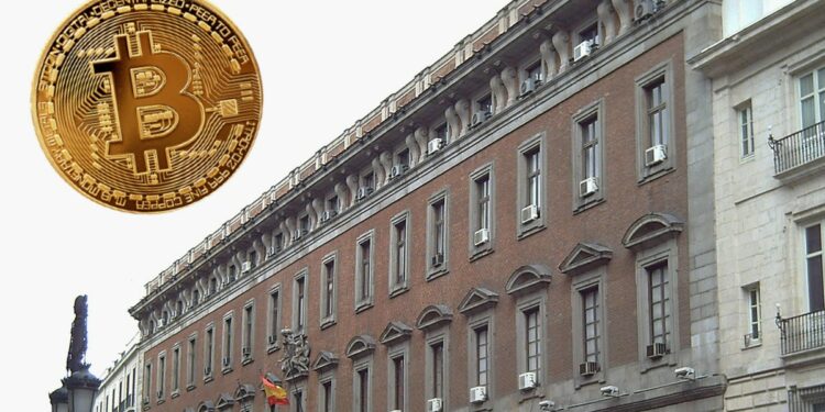España se pliega a la DAC8, normativa que fue finalmente aprobada por el Parlamento Europeo en septiembre del 2023. Fuente: Wikipedia/Composición por CriptoNoticias.