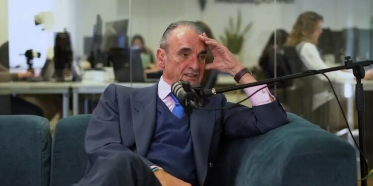 Durante el podcast, Mario Conde coqueteó con la idea de un sistema económico global mixto. Fuente: X.