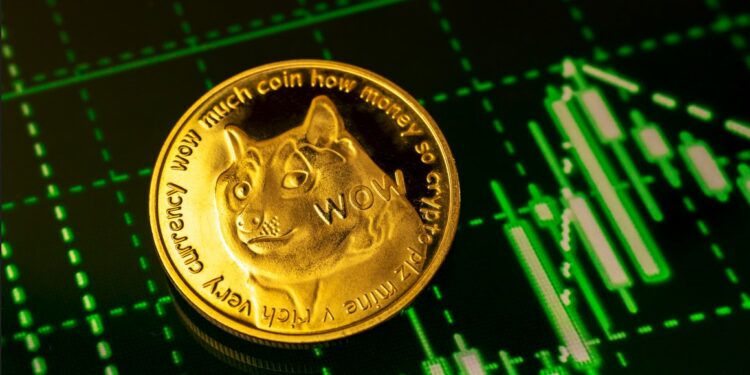 Moneda de Dogecoin sobre un tablero con un gráfico ascendente en verde
