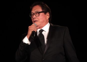 Robert Kiyosaki es un reconocido comunicador en temas de finanzas personales. Fuente: Wikipedia.