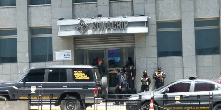 La Policía Nacional Contra la Corrupción custodiando la sede de Sunacrp, hace exactamente un año. Fuente: X/@jesusmedinae