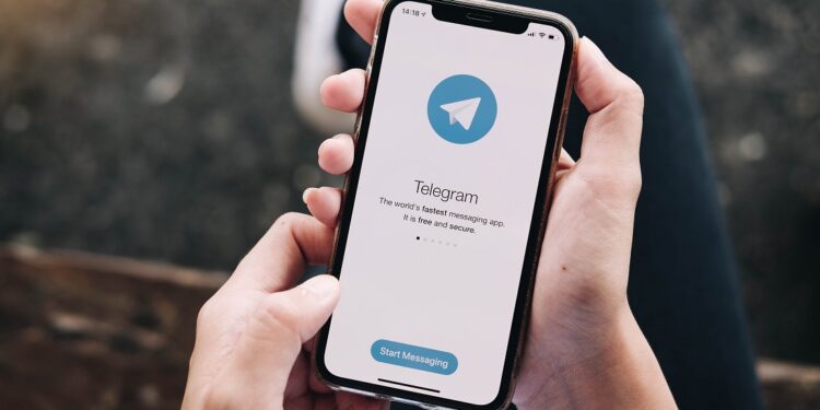 En Telegram hay varias aplicaciones y bots que permiten el intercambio de bitcoin y criptomonedas. Fuente: stock.adobe.com