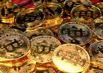 Muchas monedas doradas de bitcoin