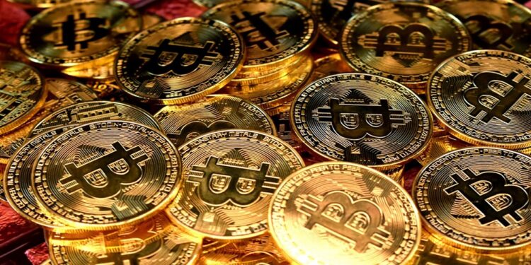 Muchas monedas doradas de bitcoin