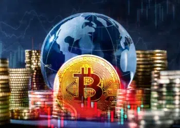 Ell FMI está alerta ante el avance en el uso de bitcoin. Composición por CriptoNoticias. gopixa/ stock.adobe.com; memorystockphoto/ stock.adobe.com; Who is Danny/ stock.adobe.com