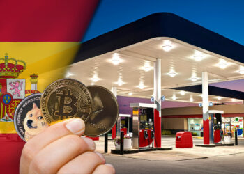 Bandera de España, gasolinera y criptomonedas.