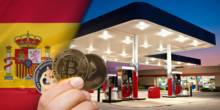 Bandera de España, gasolinera y criptomonedas.