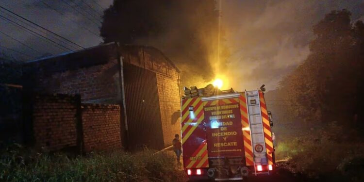 El incendio se produjo a las 18:50 (hora local) en un establecimiento ubicado el barrio Las Carmelitas. Fuente: La Nación.