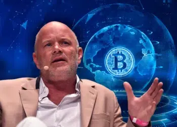 Mike Novogratz con fondo azul con logo de bitcoin detrás, en medio de un globo terráqueo.