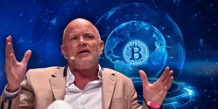 Mike Novogratz con fondo azul con logo de bitcoin detrás, en medio de un globo terráqueo.