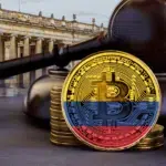 Una moneda tricolor de bitcoin se muestra en la plaza Bolívar de Bogotá junto con un mazo regulatorio.