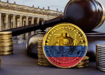 La legislación de las criptomonedas ha experimentado muchos retrasos en Colombia. Composción por CriptoNoticias. Fuente: diegograndi / stock.adobe.com ; ink drop / stock.adobe.com ; Vitalii Vodolazskyi / stock.adobe.com.