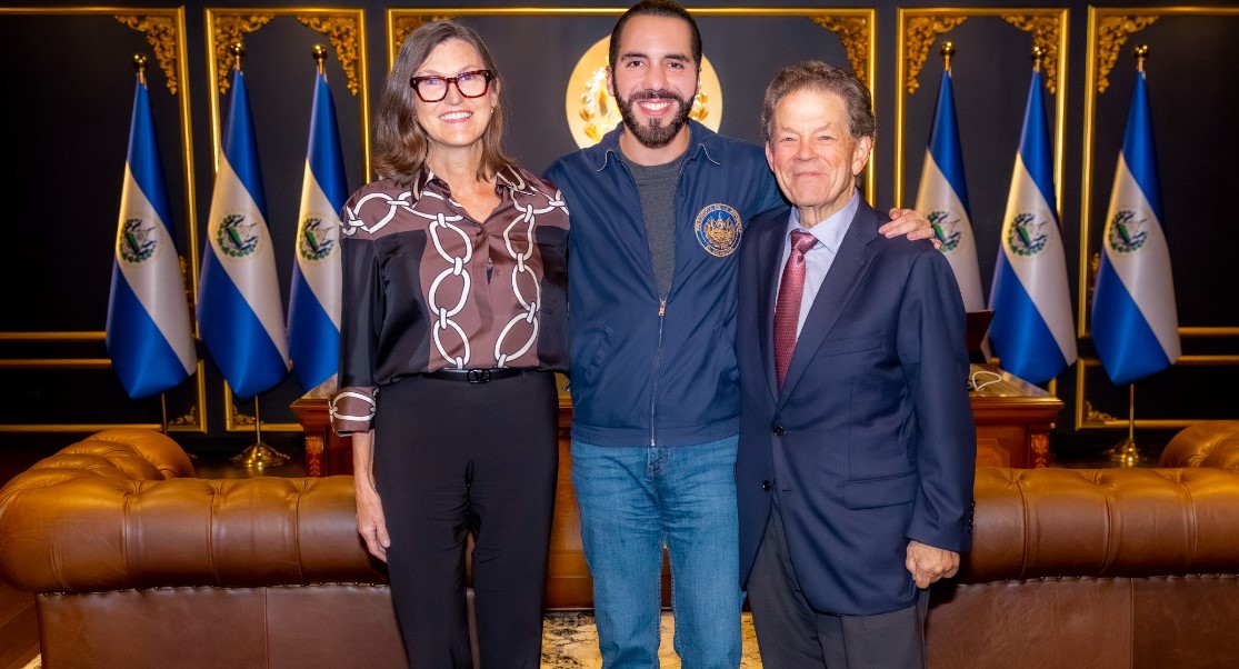 Bukele reveló a Cathie Wood el plan con bitcoin para su próximo mandato