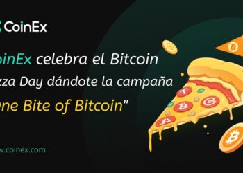 Un pedazo de pizza con monedas de bitcoin alrededor.