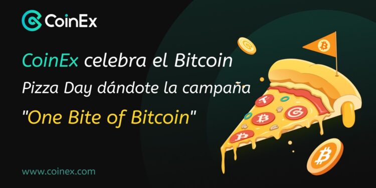 Un pedazo de pizza con monedas de bitcoin alrededor.