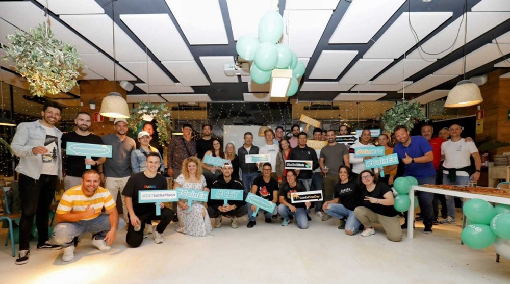 Grupo de personas celebrando en la pizzeria Kilometros de Pizza en España el Pizza day 2024.