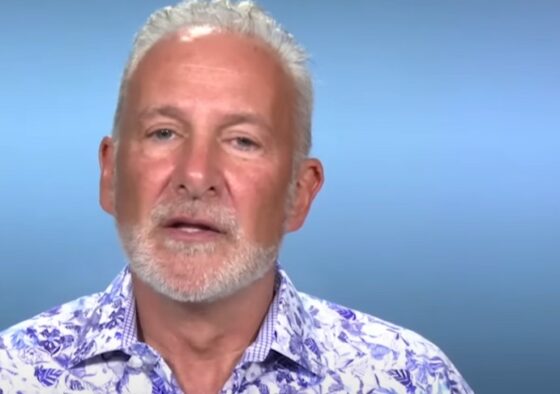 Peter Schiff aconseja no comprar dólares y advierte de un colapso económico