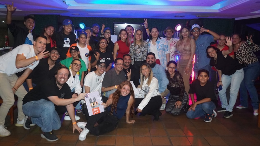 Grupo de personas celebrando el Pizza Day en PizzaDAO.
