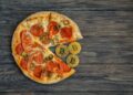 Una pizza millonaria que marcó la historia. Fuente: Serenkonata/ Adobe Stock,