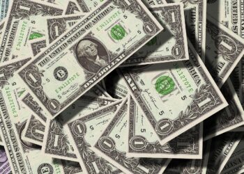 A medida que el interés por Bitcoin aumenta, ejerce más presión sobre el dólar. Fuente: Pixabay.