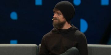 Jack Dorsey CEO de Block durante una disertación.