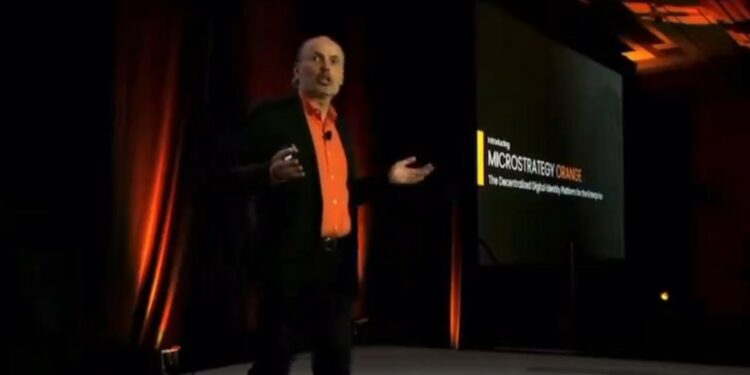 El lanzamiento de MicroStrategy Orange se da en un momento en el que se debate la necesidad de preservar la identidad de las personas. Fuente: YouTube.