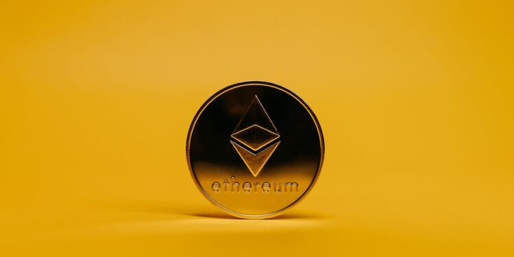 Una moneda dorada con el símbolo de Ethereum en un fondo amarillo