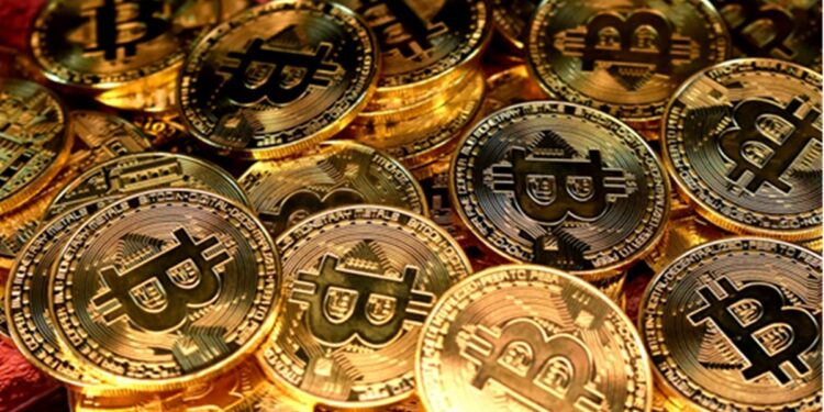 Puñado de monedas doradas de bitcoin.