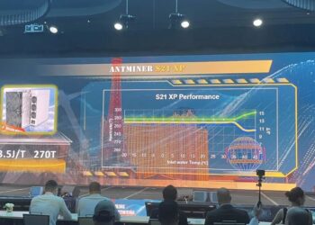 Bitmain presentando las especificaciones de su nuevo minero en un escenario en Las Vegas.