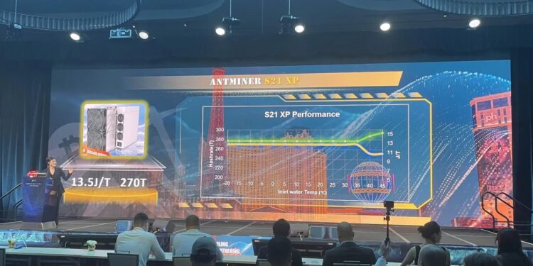 Bitmain presentando las especificaciones de su nuevo minero en un escenario en Las Vegas.