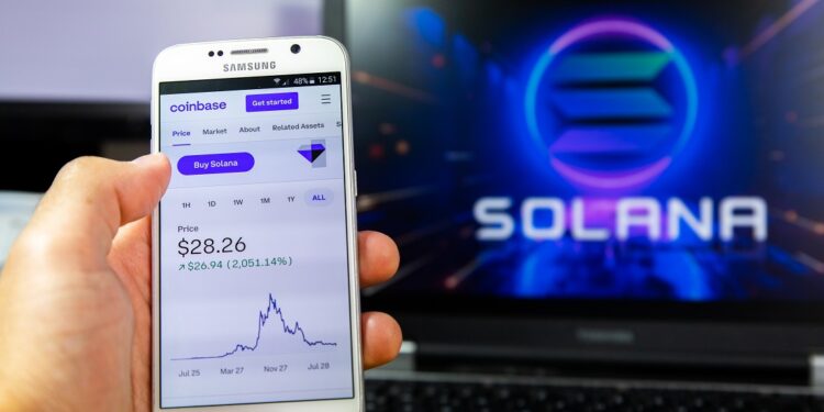 Base y Solana son dos redes de criptomonedas especializadas en la ejecución de contratos inteligentes. Fuente: stock.adobe.com