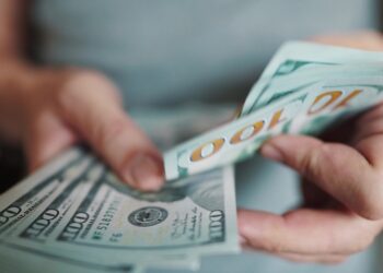 Los argentinos suelen ahorrar en dólares o en instrumentos financieros dolarizados, como las stablecoins. Fuente: stock.adobe.com