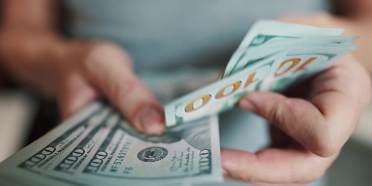 Los argentinos suelen ahorrar en dólares o en instrumentos financieros dolarizados, como las stablecoins. Fuente: stock.adobe.com