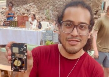 Ronnie Avendaño, cofundador y director ejecutivo de Bitcoin Hardware Store, mostrando el mini equipo ASIC. Fuente: X.