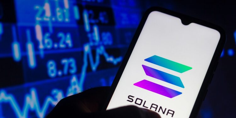Una mano sosteniendo un telefono de Solana.