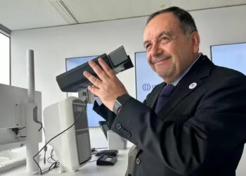 Como lo dijo Morales la entrega de los datos biométricos como el iris debería realizarse únicamente a “organismos especializados”. Fuente: La Tercera.