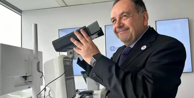 Como lo dijo Morales la entrega de los datos biométricos como el iris debería realizarse únicamente a “organismos especializados”. Fuente: La Tercera.