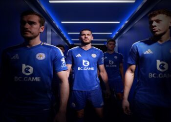 3 jugadores de futbol con camiseta azul con el logo de BC.GAME