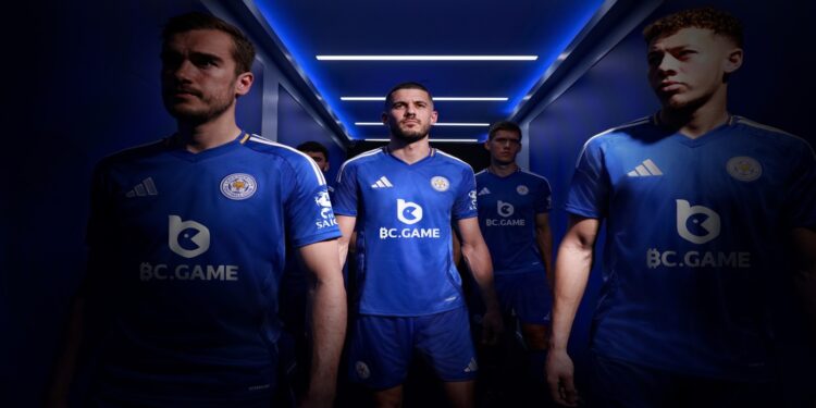 3 jugadores de futbol con camiseta azul con el logo de BC.GAME