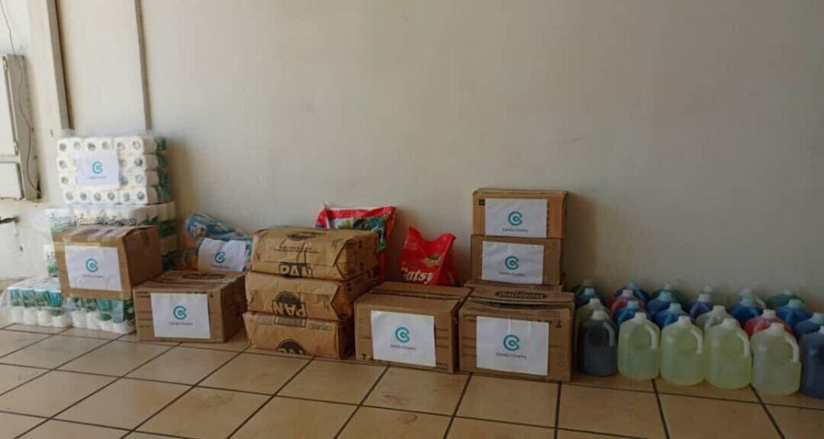 Cajas de productos alimenticios y botellones de agua para los damnificados de Cumanacoa, Venezuela.