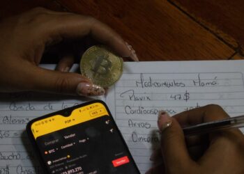 Ana se apoya en Bitcoin para cubrir los gastos médicos de su madre. Fuente: CriptoNoticias.