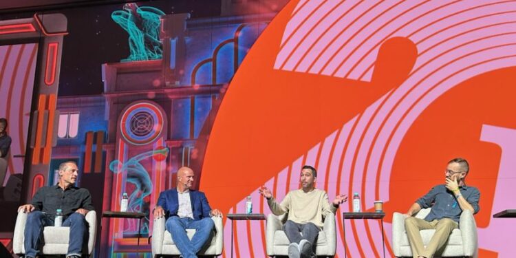 Los empresarios Mark Moss, Dave Smith y Luke Gromen en Bitcoin 2024. Fuente: Bitcoin 2024.
