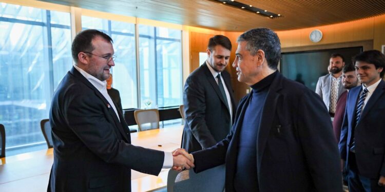 Charles Hoskinson, fundador de Cardano, junto al jefe de Gobierno de la Ciudad de Buenos Aires, Jorge Macri. Fuente: Linkedin de Jorge Macri.