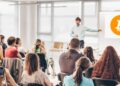 Un tour educativo sobre trading de criptomonedas irrumpe en España. Fuente: Composición por CriptoNoticias. pngegg.com ; kasto / stock.adobe.com.