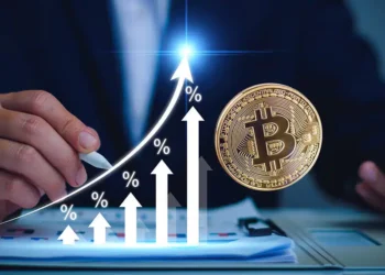 Los inversionistas no suelen invertir en activos de riesgo como BTC si la tasa de interés se mantiene alta. Composición por CriptoNoticias. LALAKA / stock.adobe.com ; pngegg.com.