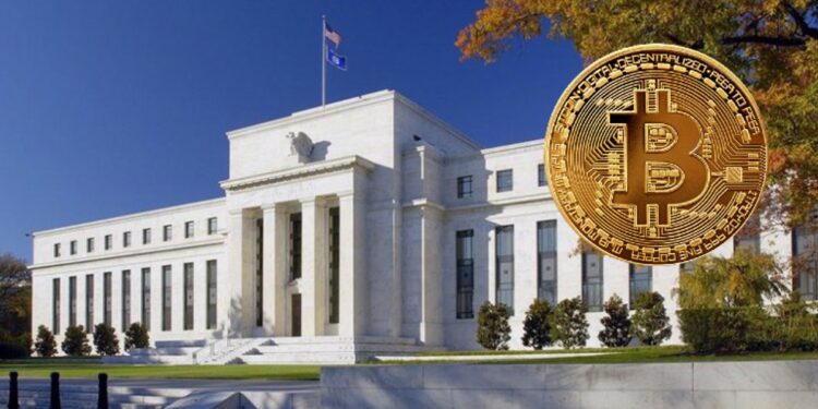 El proyecto de ley establecería que la Reserva Federal de los Estados Unidos debe mantener BTC como activo de reserva estratégico. Fuente: Fed/Composición por CriptoNoticias.