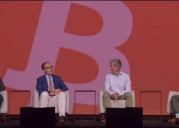 Robert Mitchnick, jefe de activos digitales de BlackRock, Jan van Eck, CEO de VanEck, Matt Hougan, Bitwise Asset Management, James Seyffart, analista de la agencia de noticias Bloomberg. Fuente: YouTube Bitcoin Magazine.
