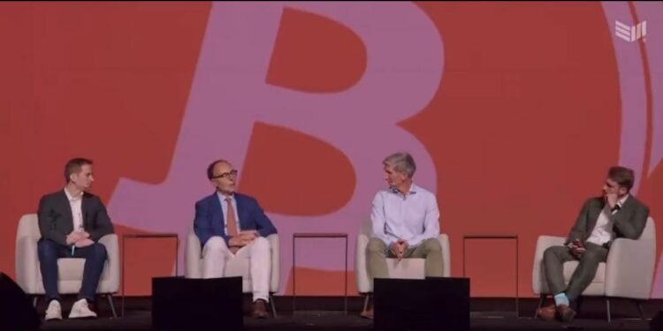 Robert Mitchnick, jefe de activos digitales de BlackRock, Jan van Eck, CEO de VanEck, Matt Hougan, Bitwise Asset Management, James Seyffart, analista de la agencia de noticias Bloomberg. Fuente: YouTube Bitcoin Magazine.