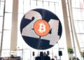 Logo de Bitcoin 2024 en la sede de la conferencia en Nashville.